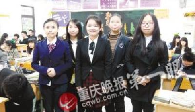 周三正裝日：中學女生穿黑絲配高跟鞋上課 