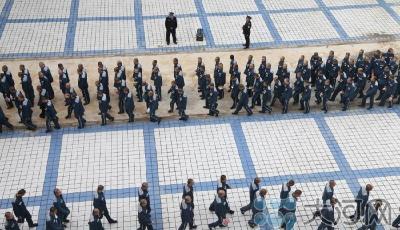 河南三門峽監獄搬遷押送犯人場面壯觀