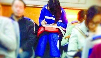 校服美女公交做作業引爭議 中日校服美女誰更美