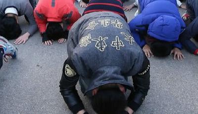 韓國高考第一天 學弟學妹下跪祈禱學長考高分