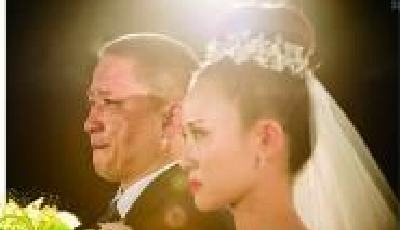 女兒婚禮父親淚崩照爆紅：我的小棉襖被穿走了