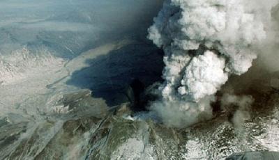 阿拉斯加火山灰噴發(fā)高達數(shù)千米 威脅航空安全