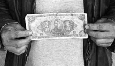 老漢用民國鈔票買車票 揭秘民國錢幣的演變