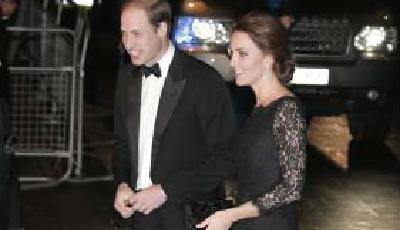 凱特王妃身著禮服出席活動 小腹隆起顯孕味