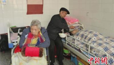 要盡職盡責 89歲老人照顧癱瘓妻女半個世紀