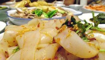 黑作坊8個月生產20萬斤毒涼皮 硼攝入過多會誘發中毒