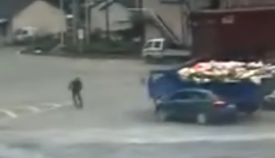 兩車相撞沖向行人 奔跑哥神躲避甩開死神