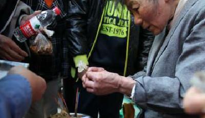 “一毛奶奶”走紅網(wǎng)絡(luò) 民眾慕名嘗鮮獻(xiàn)愛心