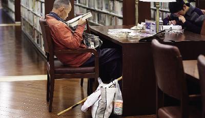 杭州圖書館接納拾荒者進館 被贊最溫暖圖書館