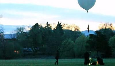 男子設計“太空求婚”感動女友 抱得美人歸