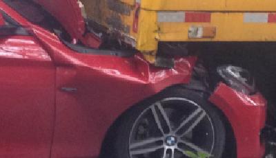 女司機開車睡著 寶馬鉆進前車"屁股"