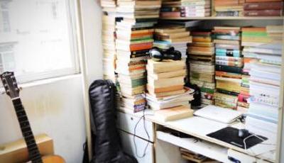 四川大學“學霸”走紅 寢室藏書2000余冊