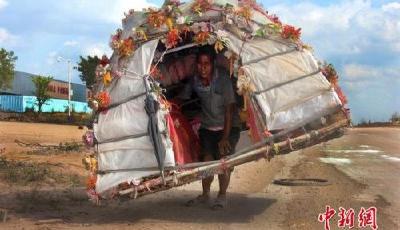 “蝸牛哥”徒步6年扛屋回家 1天約走15公里