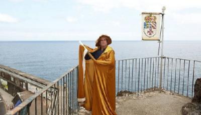 男子買迷你島自封國王 建“一室一廳王國”