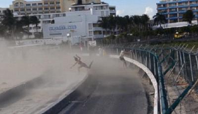 驚險！圣馬丁島游客觀賞飛機短距離起飛被吹飛