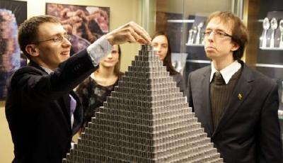 立陶宛100萬硬幣堆成“金字塔”破世界紀(jì)錄