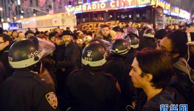 再現弗格森 白人警察扼殺非洲裔男子被免予起訴