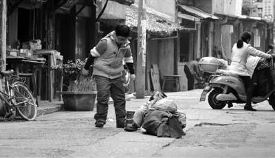 乞丐當面拒絕小伙幫助 稱“別擋我財路”