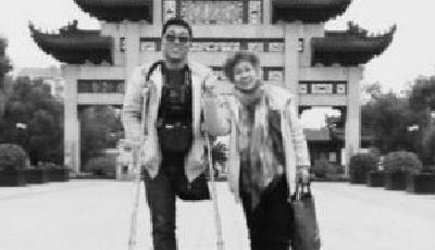 孝心不能等要媽媽快樂 獨腿小伙攜母游全國
