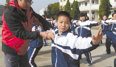 浙江一初中把廣播操改為練氣功 副校長親自教授