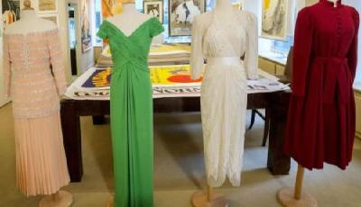 戴安娜王妃5套晚裝禮服拍賣 拍出50萬美元高價(jià)