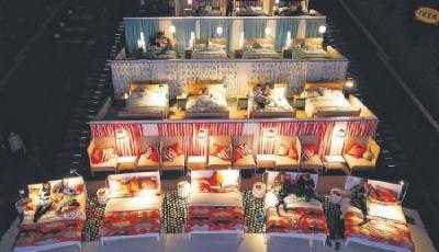 觀影新體驗(yàn)  俄電影院將座位改成雙人床