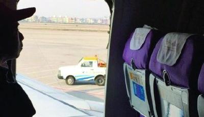 男子在飛機起飛前打開安全門 自稱在開窗透氣