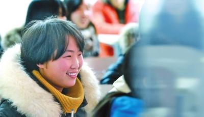 19歲女生邊上學邊照顧植物人媽媽 頭發幾乎全白