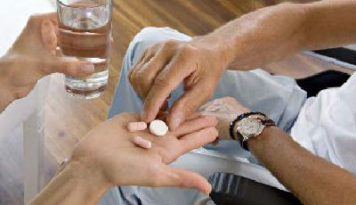 中國藥學會:潤喉片長期口含傷喉 調快輸液可致死