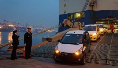 青島汽車口岸首批國際轉(zhuǎn)運汽車通關(guān)出境