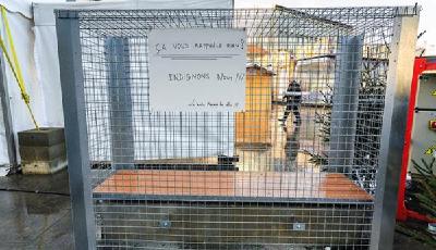 法國一市將長凳“關進籠子” 防止流浪漢露宿