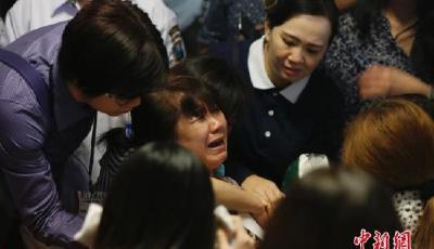 印尼撈起部分飛機殘骸 3具尸體手拉手