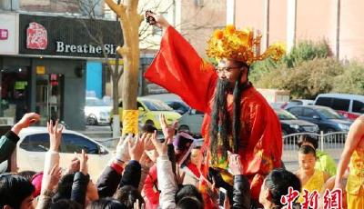 鄭州一金店老板扮財神送珠寶 市民圍堵要黃金