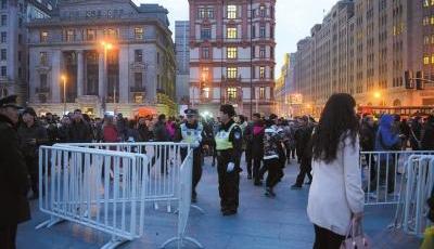 上海踩踏事故35名遇難者名單公布 家屬前往現(xiàn)場(chǎng)祭奠