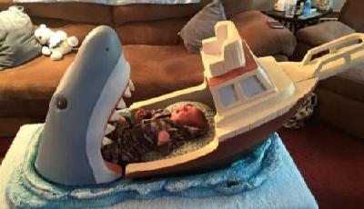 搞怪叔叔造恐怖“鯊魚張嘴”嬰兒床嚇哭寶寶