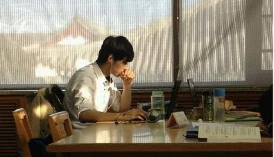 北大圖書館男神網絡爆紅似都教授 網友:求交往