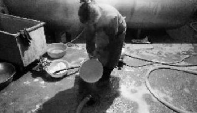 奶農含淚每天倒奶千斤 稱家里不喝水光喝奶