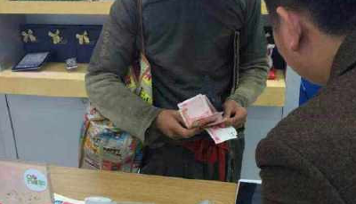 溫州乞丐甩萬(wàn)元現(xiàn)金買(mǎi)2臺(tái)iPhone 6 Plus