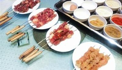 揭烤羊肉串市場(chǎng)亂象：用雞鴨肉狐貍?cè)饷俺? title=