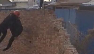 河南焦作“震撼強拆” 漠視生命阻拆者被摔下墻