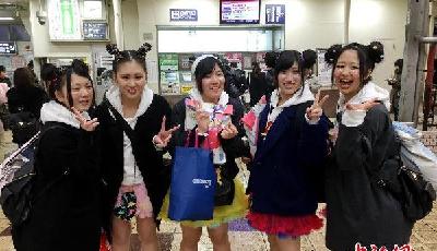 你還穿在棉褲嗎 看看0度穿超短裙的日本女孩