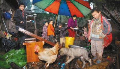  稱“存錢不如存人”生11個孩子 夫婦生活艱難后悔