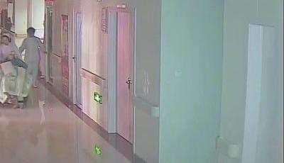 嬰兒在輪椅上出生墜地后被倒懸拖行(圖)