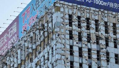 遼寧現(xiàn)保鮮膜大樓 塑料袋貼墻凌亂不堪