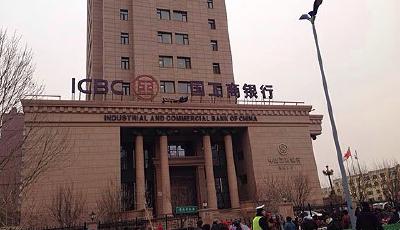 河北一工行支行行長墜樓身亡 中字被砸倒(圖)