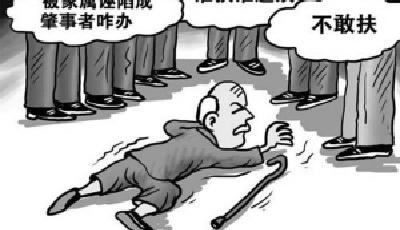 浙江老人街頭摔倒后無人攙扶遭碾壓拖行