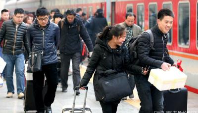 全國鐵路迎來節前客流高峰 多個方向仍有余票