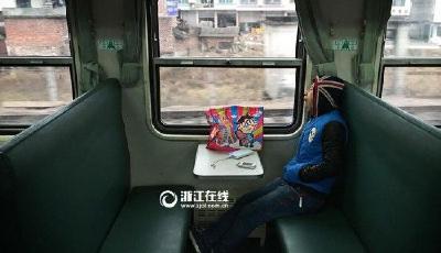 男子"包"整節(jié)車廂回家 車內(nèi)空空蕩蕩(圖)