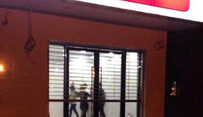 大媽占ATM取款廳跳廣場舞 網(wǎng)友調(diào)侃取款有保鏢