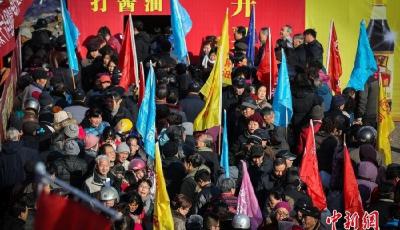 鎮江萬人打醬油“添年味” 最多者打了700斤